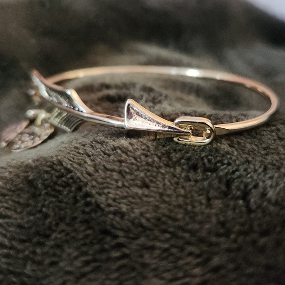 Gold Arrow Charm Bangle Bracelet Follow Your Heart Inspirational Quote NEW - Picture 3 of 3